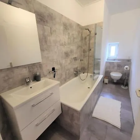 Moeblierte 3-zi Naehe Bwzk Apartment